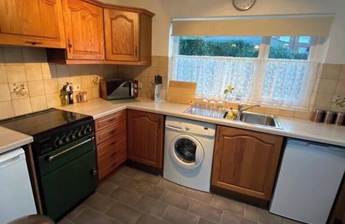Doncaster House | Spacious Luxurious Serviced Accommodation 3
