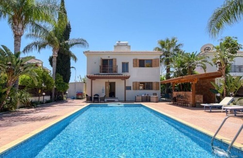 Pernera Villa | Spacious, Luxurious 3 Bedroom Villa, Big Swimming Pool, big plot can sleep 8