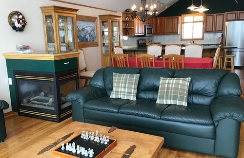 Okanagan-Similkameen Ski Chalet | Spacious, luxurious three bedroom . Maximum sun exposure to windows and decks .