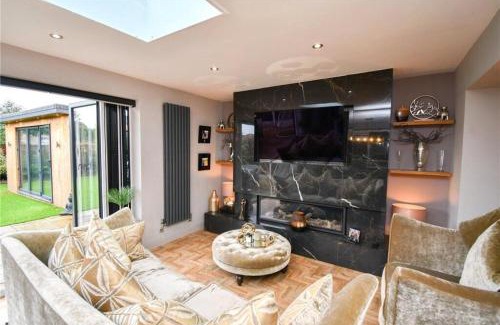 Ellesmere Port House | Spacious Luxury 4BDR Sleeps 6 Private Driveway