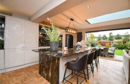 Ellesmere Port House | Spacious Luxury 4BDR Sleeps 6 Private Driveway