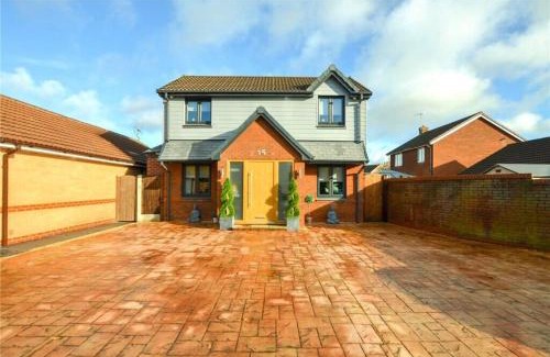 Ellesmere Port House | Spacious Luxury 4BDR Sleeps 6 Private Driveway
