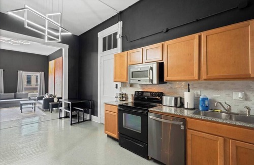 Wilmington Apartment | Spacious Luxury Black Downtown Apartment - Minutes from WEC!