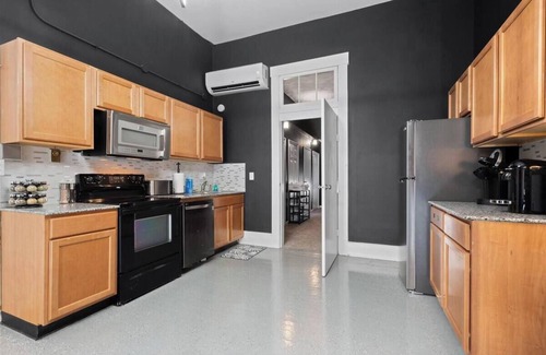 Wilmington Apartment | Spacious Luxury Black Downtown Apartment - Minutes from WEC!