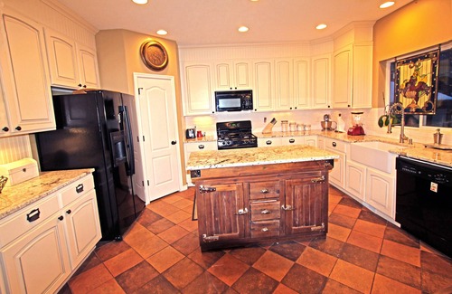 Herriman House | Spacious, Luxury, Centrally Located RETREAT! Sleeps 25 Sanitized!
