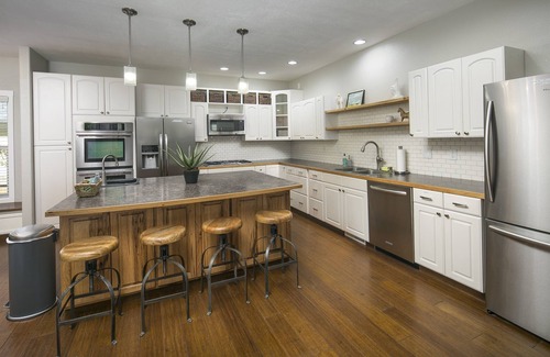 Windsor House | Spacious Luxury ~ Downtown Windsor ~ Locust Estates