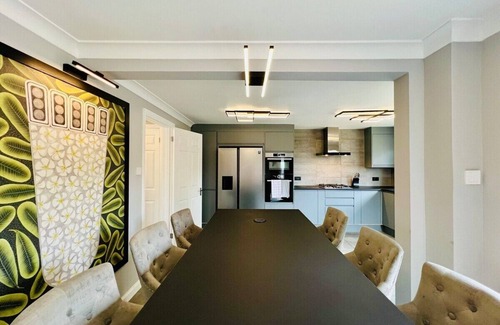 Colchester House | Spacious luxury home with garden & parking