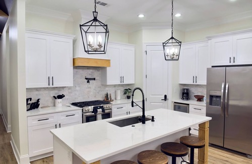 Kenner - Louis Armstrong International Airport House | Spacious Luxury Home - 10 Mins to New Orleans