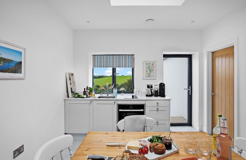 Kingswear House | Spacious Luxury Retreat with parking & views