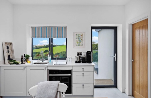 Kingswear House | Spacious Luxury Retreat with parking & views