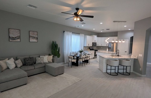 Rovey Farm Estates House | Spacious Luxury Retreat in the Heart of Glendale with All Amenities