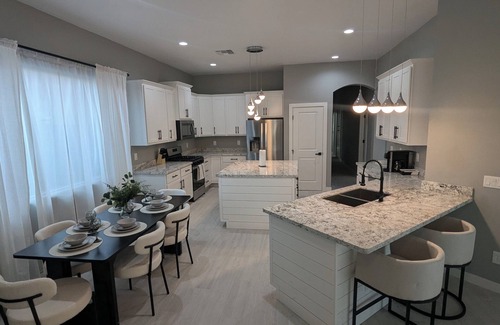 Rovey Farm Estates House | Spacious Luxury Retreat in the Heart of Glendale with All Amenities