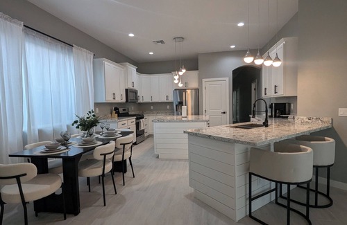 Rovey Farm Estates House | Spacious Luxury Retreat in the Heart of Glendale with All Amenities