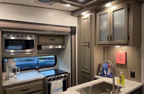 Lexington House | Spacious Luxury RV w/3BD & Cozy fireplace Chap Experience @ KHP