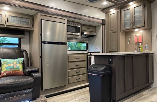 Lexington House | Spacious Luxury RV w/3BD & Cozy fireplace Chap Experience @ KHP
