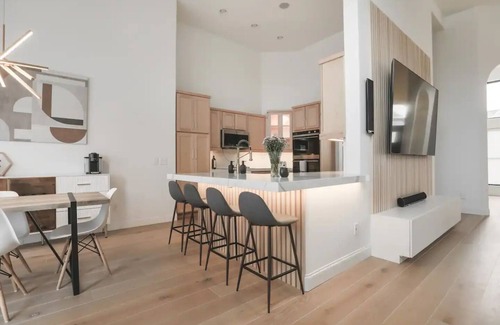 Drake Forest House | Spacious Luxury Staynn