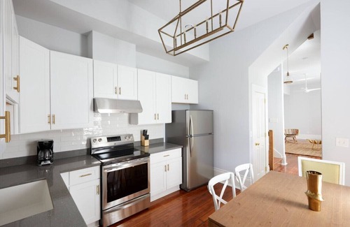Uptown Historic District Apartment | Spacious Magazine Apt | Walkable to Shops & Cafes