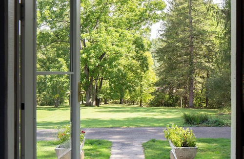 Redstar House | Spacious Manor at New River Gorge and Outdoor Activities - Skiing, Golf, Hiking