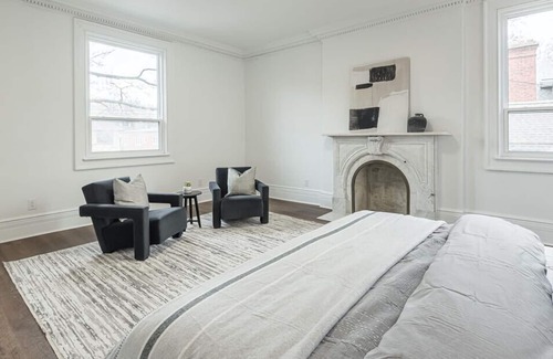 Hamilton House | Spacious Mansion & Coach House - In The Heart Of Hamilton