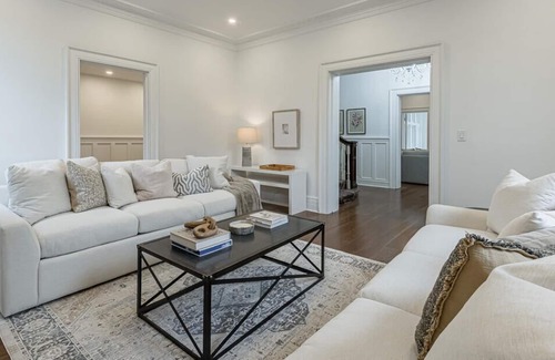 Hamilton House | Spacious Mansion & Coach House - In The Heart Of Hamilton