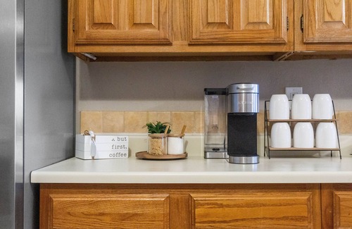 Allen House | Spacious master King Bed suite, & fast wi-fi, Mins to convention center