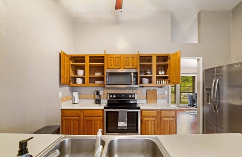 Allen House | Spacious master King Bed suite, & fast wi-fi, Mins to convention center