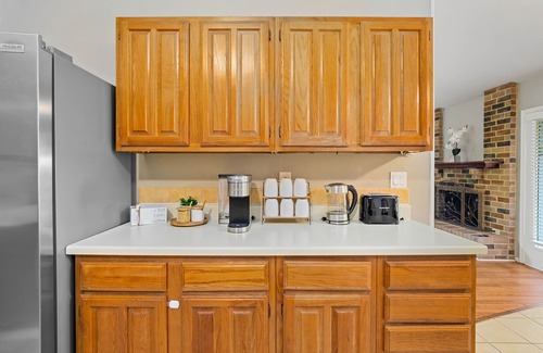 Allen House | Spacious master King Bed suite, & fast wi-fi, Mins to convention center