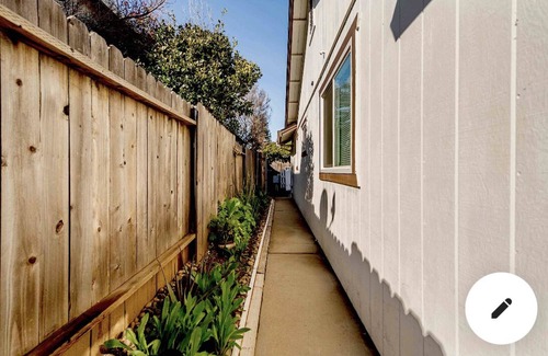 Roseville House | Spacious Master Suite with Private entrance & bathroom,key-box self-check in !