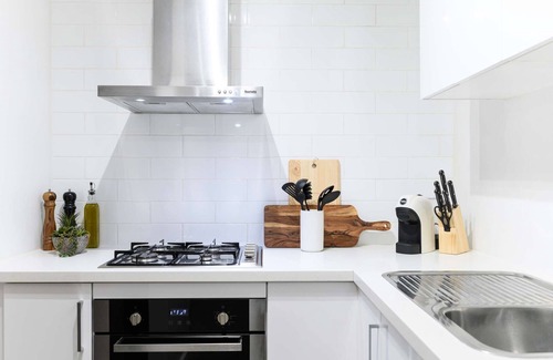 Maylands Apartment | Spacious Maylands apartment, private courtyard and modern comforts