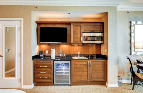 Las Vegas Apartment | Spacious MGM Studio | Topgolf Pool Views 07718