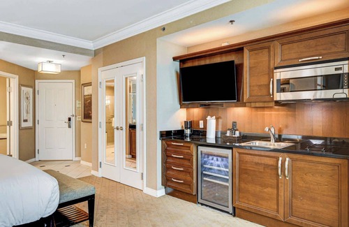 Las Vegas Apartment | Spacious MGM Studio | Topgolf Pool Views 07718
