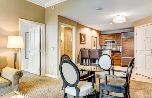 Las Vegas Apartment | Spacious MGM Studio | Topgolf Pool Views 07718