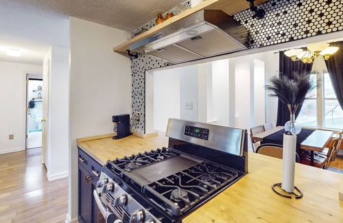Marietta Condo | Spacious mid-century 2BR/2BA loft, minutes from Atlanta Braves Stadium/Battery