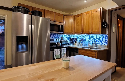 Reed Apartment | Spacious Mid Century apartment - 5 min walk to Reed College