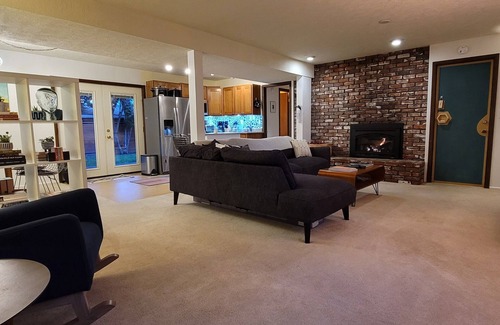 Reed Apartment | Spacious Mid Century apartment - 5 min walk to Reed College