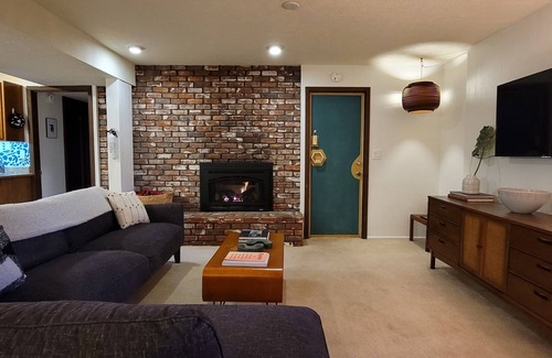 Reed Apartment | Spacious Mid Century apartment - 5 min walk to Reed College