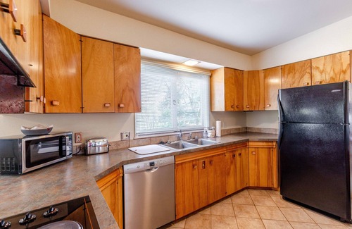 Pullman House | Spacious mid-century campus hangout
