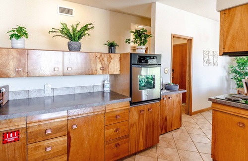 Pullman House | Spacious mid-century campus hangout