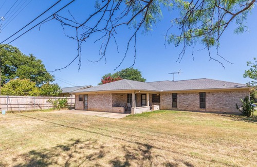Bedford House | Spacious Mid Cities - 4BR Home - 10 Min to DFW