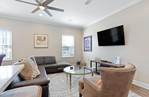 Tulane - Gravier House | Spacious Mid-city Home W Pool & Balcony