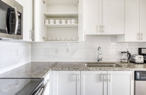 Miramar Apartment | Spacious Miramar 2BR w/Gym, Pool & W/D, nr WF, by Blueground