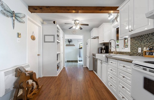 Papineau Regional County Municipality House | Spacious modern waterfront cottage with private beachfront