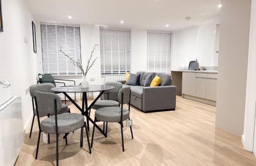 St Neots Apartment | Spacious Modern 1 Bed Apartments in St Neots - Perfect for Contractors & Professionals - Free Parking - WiFi - Fully Equipped Kitchen - Smart TV Ideal for Work Stays and Long Projects
