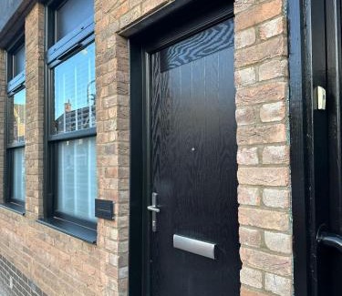 St Neots Apartment | Spacious Modern 1 Bed Apartments in St Neots - Perfect for Contractors & Professionals - Free Parking - WiFi - Fully Equipped Kitchen - Smart TV Ideal for Work Stays and Long Projects