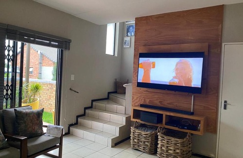 Greater Johannesburg Metropolitan Area Apartment | Spacious modern 2-bedroom duplex apartment