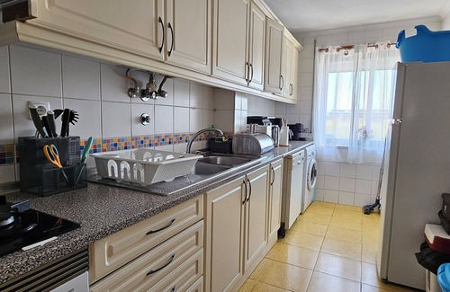 Palhais Apartment | Spacious Modern 3 Bed flat in Lisbon, Expo Summits, City Fun, Shopping & Beaches