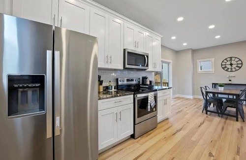 Near East Columbus House | Spacious Modern 3 BR 2.5Bath Central Free Parking