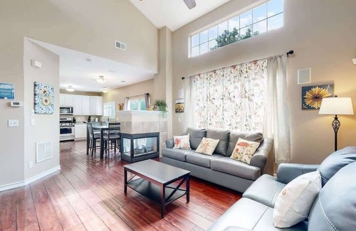 Aurora House | Spacious Modern 3BR Home in Quiet Aurora Neighborhood – Perfect for Stock Show A