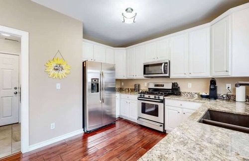 Aurora House | Spacious Modern 3BR Home in Quiet Aurora Neighborhood – Perfect for Stock Show A