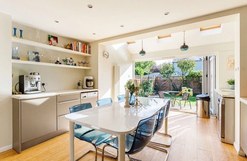 Windsor House | Spacious & Modern 4 Bedroom House in Central Windsor